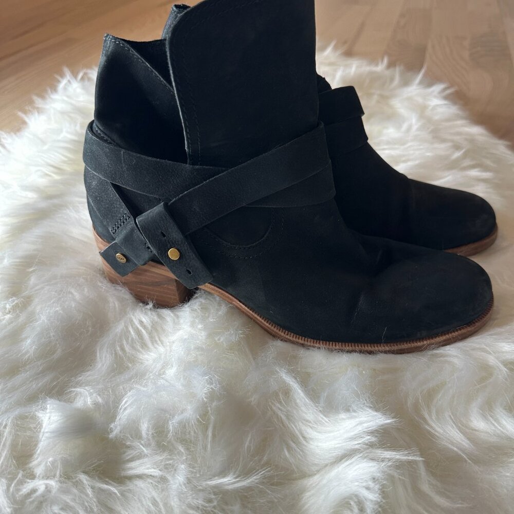 UGG SUEDE ANKLE BOOTIE  Size 9